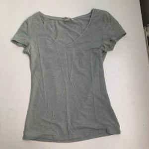 Basic ljusgrön tshirt  - Skön basic V-neck tshirt! 💞