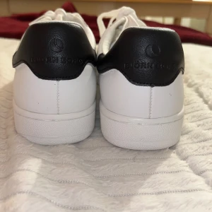 Björn Borg skor  - Hej! Vi säljer dessa Björn Borg skor eftersom dem ej har kommit till användning, så skicket är 10/10! Hör av er om ni har frågor eller vill ha fler bilder🔥