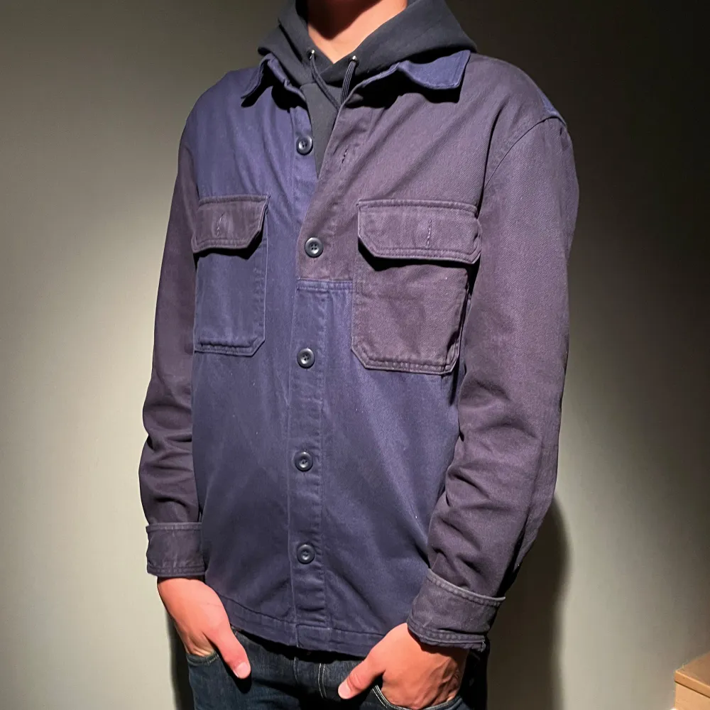 |Tja, säljer snygg marinblå/svart zara overshirt.| Skick 9/10. Storlek M, jag är 185cm väger 68kg och är lite för stor.| Nypris runt 800kr, mitt pris 299kr.| Tjockare matrial.| kontakta för mer information!| Mvh, Elton💛. Jackor.