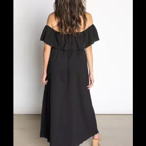 Säljer en elegant svart offshoulder klänning med volangdetaljer. Perfekt för sommarens fester eller en kväll ute. Klänningen är lång och har en lös passform som ger en bekväm och stilren look.