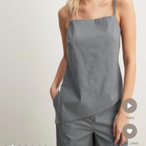 Topp från NA-KD - Grå topp med öppen rygg, tunt material. Aldrog använd så den är i nyskick.💕