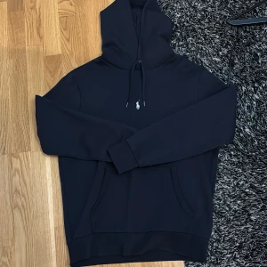 Polo Ralph lauren hoodie  - Näst intill ny, marinblå skön hoodie.  Nypris 2200kr