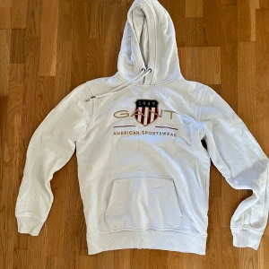 Gant hoodie - Säljer då jag har växt ur den. Modellen är slim fit.  