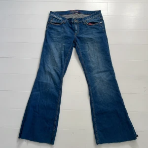Low waist jeans - Säljer dessa jeans då dem var för stora får mig. Är osäker på storleken men skulle nog säga att det är storlek 38–40 och då mellan stor M eller typ en liten L. Dem är avklippta nere. Midjemått (rakt över)=44cm Innerbenslängd=80cm Ytterbenslängd=105cm
