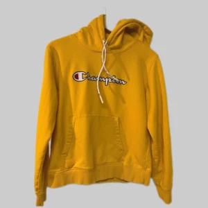 Champion gul hoodie  - Bra skick utom miniprick på ärm se detaljbild 