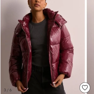 Röd puff jacka  - Populära vinterjackan från Nelly!  Använd en gång, och säljer eftersom den var för liten för mig❤️