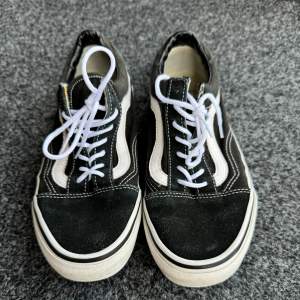 Ett par old skool Vans i stl 38. I ok skick 