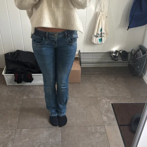 Ltb jeans - Säljer dessa supersnygga lågmidjade bootcut jeansen då de inte används längre💕 De är uppsprättate längst ner men annars inga defekter. Midjemått rakt över: 37 cm men de är strechiga Innerbenslängd: 81 cm