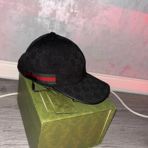 Gucci keps - Svart canavas keps. Helt ny keps som aldrig har kommit till användning. Priset går alltid att diskutera