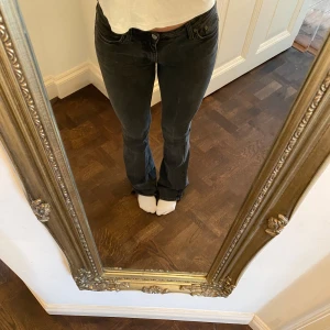 Jeans - Svarta lågmidjade outwasht jeans. Innerbenslängden: ca 78 cm. Modell: FLAME Välanvända och slitna men fortfarande snygga.