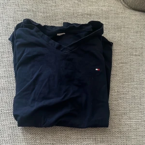 tommy hilfiger t shirt - En mörkblå tommy hilfiger t shirt i storlek L. Helt okej skick, inte använd så mycket bara legat i garderoben länge. Inga defekter heller. 