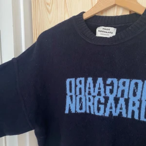 Mads nørgaard tröja - Mörkblå stickad tröja från mads nørgaard! Bra skick😊