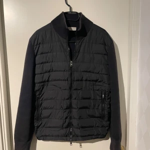 Cardigan  - Säljer denna cardigan i storlek m med väldigt bra passform, skick 7/10 pris kan diskuteras vid snabb affär :)