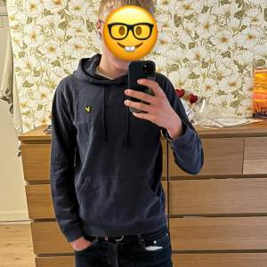 Lyle and scott hoodie (junior). Använd en del men helt okej. Snörena är inte original. Säljer då den börjar bli för liten.  Storlek 15/16 år. 