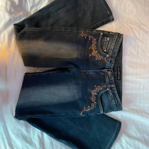 Jeans  - Superfina utvidgade gråblåa jeans med mönster på bak och framfickor! Säljer då de tyvärr är för korta för mig. Har märket ”T.S.J”, är lite tjockare material på insidan. Passformen är nog för lite kortare ben, storleken osäker,skriv och fråga om mått!