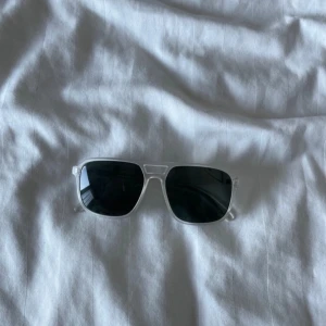 Solglasögon - Snygga sloglasögon. Aldrig använda. One size. 