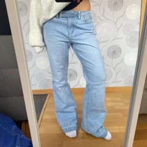 Bootcut jeans - Sparsamt använda bootcut jeans med coola fickor där bak ❤️‍🔥Det står storlek 12 inuti, men jag brukar ha storlek 36/38 i byxor för referens!
