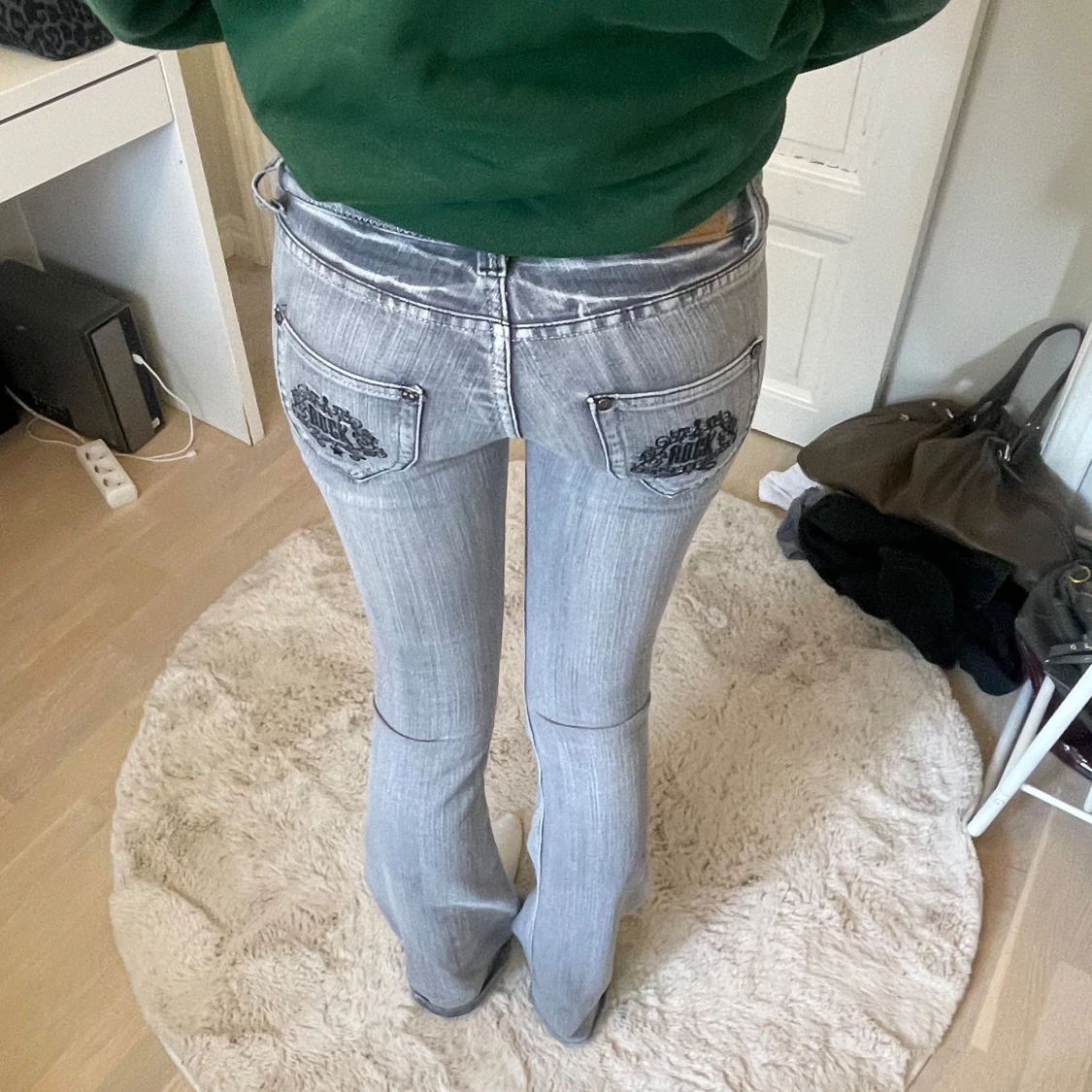 gråa bootcut jeans  - 91