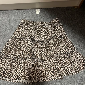 Leopard kjol - Super fin leopard kjol från SHEIN men den används inte längre , den är till lite över knäna