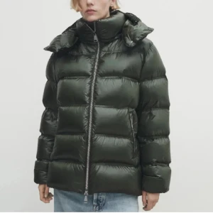 Massimo dutti Vinterjacka!! - Snygg vinterjacka från Massimo dutti. Slutsåld överallt. Färgen är mer som på bild 1🥰 tryck gärna på köp nu!