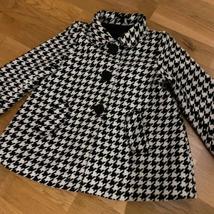 Kappa strl 128 - Söt kappa till flicka använd sparsamt gott skick tycker jag.