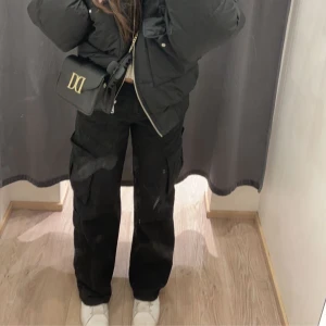 Low-rise cargo pants - Säljer mina svarta cargobyxor som är lågmidjade, vilket är supertrendigt just nu. De är i väldigt bra skick och har bara använts ett fåtal gånger. Perfekta för den som vill ha en modern och praktisk byxa med fickor! 🤩🤩