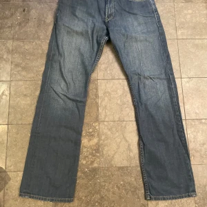 Levi's 506 jeans - Säljer ett par klassiska Levi's 506 jeans i blå denim. De har en straight passform och är i bra skick. 