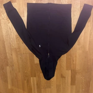 Ralph Lauren hoodie storlek M - Hej nu säljer jag en relativt ny Ralph Lauren hoodie i storlek M, det är inga skavanker på tröjan och endast tvättad en gång. Den är som ny. Säljer pga för stor för mig.