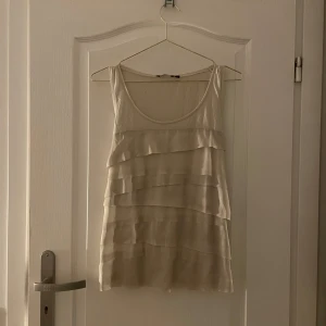 Volang linne - Jätte fint linne använt några gånger. Säljer på grund av att jag inte gillar urringningen. Inga rejäla skador.