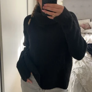 Svart stickad - En svart stickad polotröja ifrån lager 157, som knappast är använd då jag fått den och inte är förtjust i polotröjor. Inga defekter, bra kvalitet och är sann i storleken💘