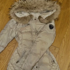 Rock and blue vinterjacka - Den är i jättebra skick, använd lite för några år sen men inte så mkt, nypriset var cirka 3500kr och hör gärna av er vid frågor!!❤️❤️