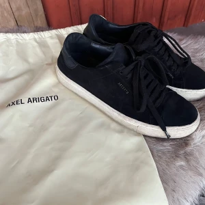 Axel arigato skor  - Axel arigato skor i storlek 39❤️ Använda men i bra skick!! Skriv om det är något mer du vill veta🥰 köpt för 2 500kr
