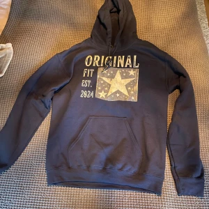 Hoodie - Helt oanvände hoddi från SCND i storlek s. Passar om man är från 175-185