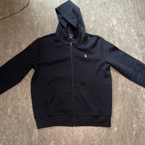 Polo Ralph lauren hoodie - Ralph lauren hoodie i storleken L. Har du några frågor eller fundering så hör av dig!