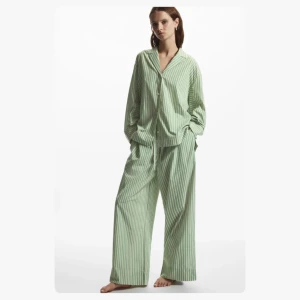 COS pyjamas - Säljer detta pyjamas-setet från COS, skjortan är knappt använd och byxorna är väl omhändertagna 🫶🏼 Båda delarna är slutsålda och går inte att få tag på,  totalt nypris är ca 1500 😊 Byxorna och skjortan är i storlek S. Båda plaggen är i 100% bomull