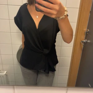 bortarmad zara blus  - Jag har använt den 2-3 gånger köpte den för ca 2 v sedan och säljer för den är för stor Köpte för 300 
