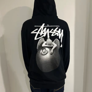 Stussy/Stüssy hoodie - Stussy Hoodie, använd fåtal gånger (ser helt ny ut), kan strykas innan den skickas. passar från storlek S-L beroende på hur man vill att den ska sitta, jag personligen har mellan S-M. vid frågor eller mer bilder skriv privat! :)