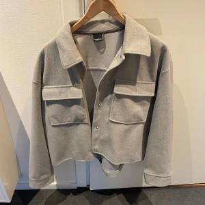 Grå vår jacka  - En grå vår jacka från Gina tricot 