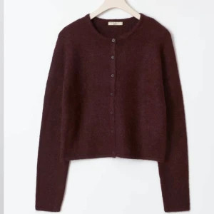 Wool blended tröja  - En stickad tröja från ginatrico i wool blended. Gör att den är varm och lite lyxigare. Använd enbart en gång🍇 