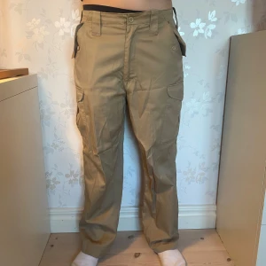 cargobyxor - beige-aktiga cargobyxor. fett sköna. jag är 167cm. skriv gärna för mer info, mått eller pris.