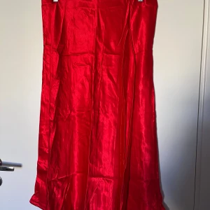 Röd kjol - Denna sidenkjol skriker både Alla hjärtans dag och jul. Men säljer då den är i fel storlek för mig❣️ Varsamt använd