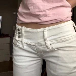 Lågmidjade vita bootcut jeans  - Köpte dessa skit snygg vita diesel jeans på Plick för 750kr dock passar dem tyvärr inte. Pris går att diskutera. W30 L34🩷 Innerbenslängden 85cm Midjemåttet 40cm