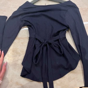 Jättefin topp från Nelly - Jättesnygg topp från Nelly med knytning där bak. Nyskick, endast använd 1 gång💕💕💕