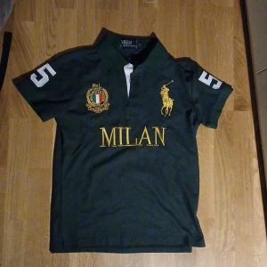 Ralph Lauren piké - Tja, jag säljer min feta chief keef polo vilket svider. Jag säljer p.g.a paraknas och inga defekter såklart. Hör gärna av er om frågor. EXTRAPRIS NU PASSA PÅ!!