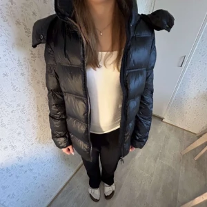 Jacka från massimo dutti - Fin jacka från massimo dutti, endast använd en vinter, jättebra skick! storlek s, nypris 2299💕