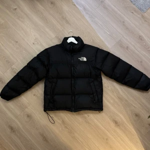 North Face Puffer Jacket - North Face Puffer Jacket i storlek M, bra skick (9/10). Säljer pga blivit för liten för mig. Nypris ca 4000 :-