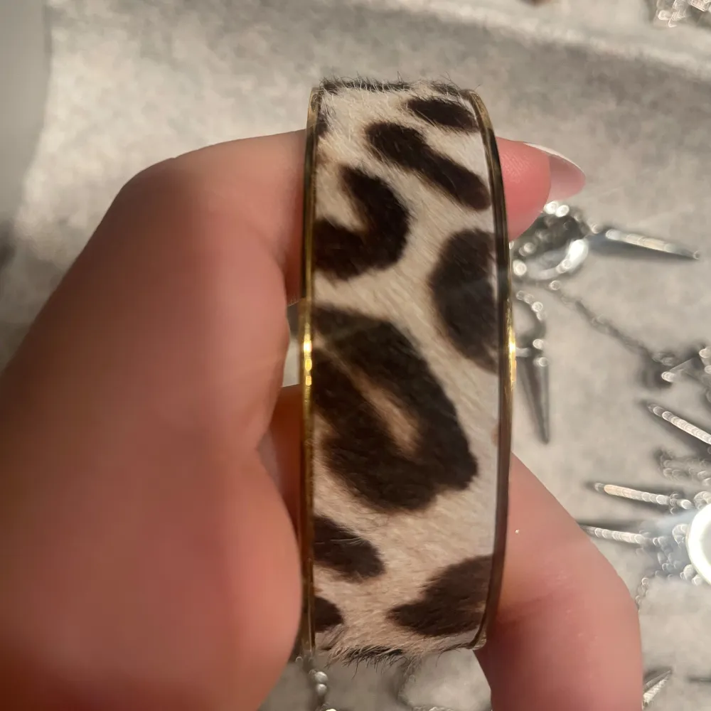 Jätte gulligt och unikt armband från BYBORN med leopard mönster. Inga defekter jätte bra skick. Säljer då den inte används💞 Nypris: 1300!. Accessoarer.