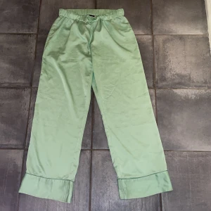 Pyjamasbyxor - Snygga, färgglada pyjamasbyxor! Saknar fickor och dom är för långa för mig. Väldigt sköna!