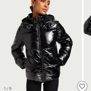 Nelly vinterjacka - Säljer jättefin jacka från Nelly, den är i bra skick, köptes förra vintern för 799kr💕skicka för fler bilder
