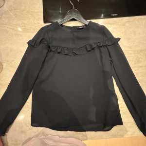 Jättefin marinblå blus från Only - Jättesnygg blus från Only. I mycket bra skick 💕💕💕